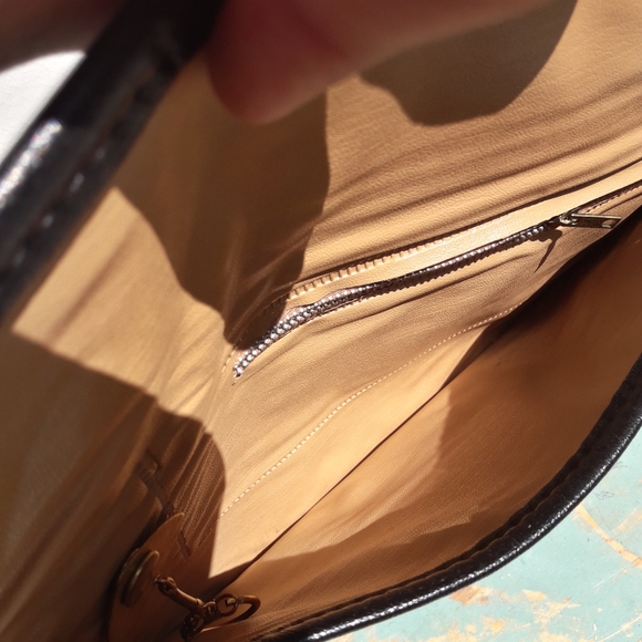 Vintage Leather Bag Built-in Brass Mirror Vinyl Clutch Purse Vtg 1960s 70s Case - Picture 12 of 16